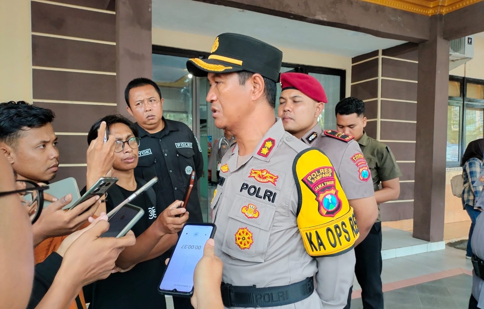 FOTO: Kapolres Sampang AKBP Hartono saat dimintai keterangan mengenai kasus tersebut oleh sejumlah wartawan