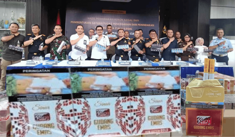 KOLASE FOTO: Satgas Pencegahan dan Penindakan Barang Kena Cukai Ilegal dan Dua Varian rokok ilegal merek “Sinar Gudang Emas”