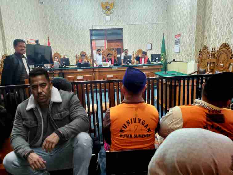 KOLASE FOTO: Sidang perdana pencemaran nama baik di PN Sumenep dan Sekretaris Jenderal NGO BIDIK yang juga Redaktur Media Detik Kota, Mas Sunan