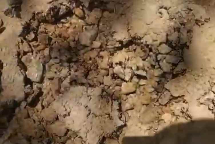 Proyek Pengaspalan di Dasuk Barat Dikritisi, Aktivis YLBH Madura Soroti Transparansi dan Kualitas 2 FOTO: Proyek asal jadi tampak grmbur, lembek dan lentur