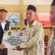 FOTO: Ferdiansyah Tetrajaya, Asisten Administrasi Umum Setdakab Sumenep, serahkan bantuan secara simbolis