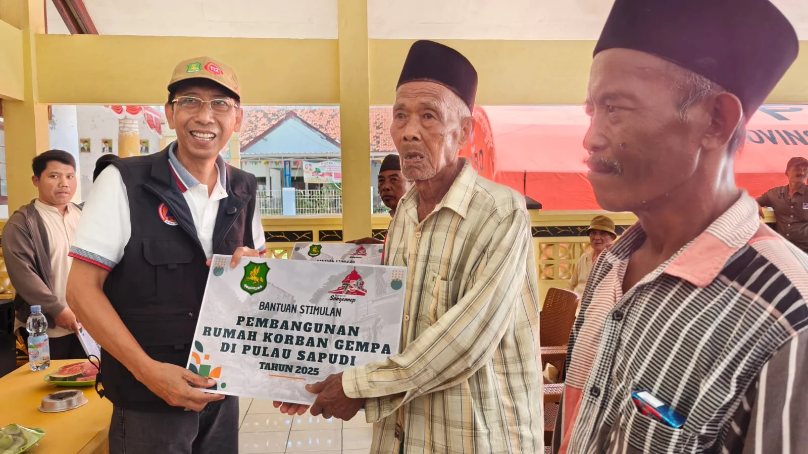 FOTO: Ferdiansyah Tetrajaya, Asisten Administrasi Umum Setdakab Sumenep, serahkan bantuan secara simbolis