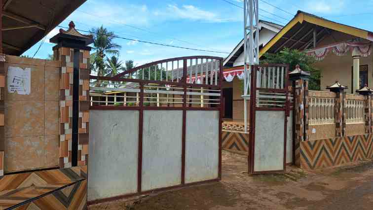 FOTO: PR lama yang diduga milik H. Saruji pas berada di depan rumah pribadinya