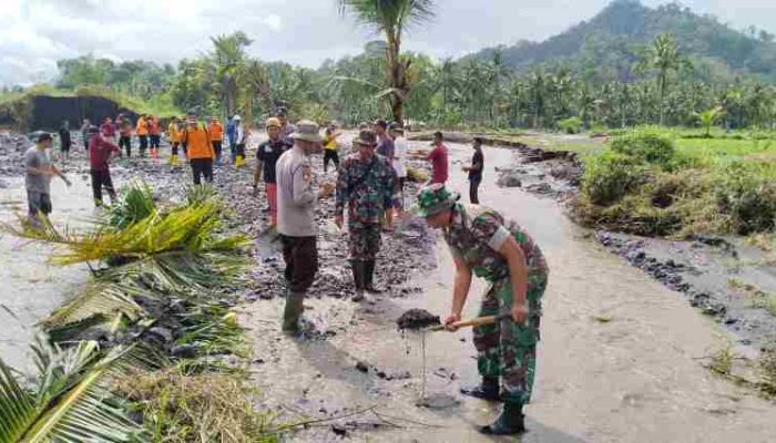 Petugas Gabungan Kerja Bakti Perbaiki Tanggul di Jembatan Gondoruso Pasca Banjir Lahar Semeru