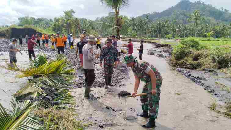 FOTO: Petugas Gabungan Kerja Bakti Perbaiki Tanggul di Jembatan Gondoruso Pasca Banjir Lahar Semeru