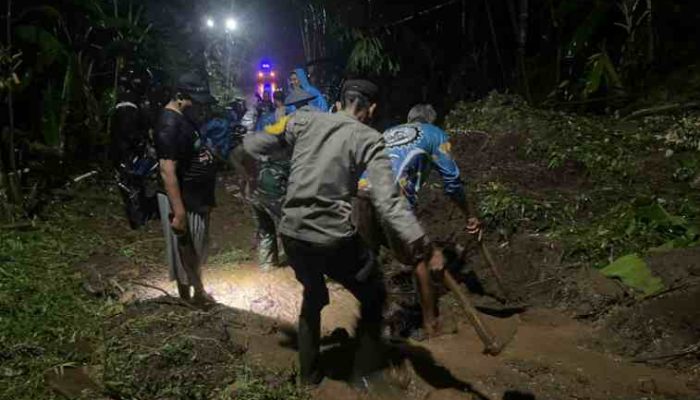 Bahu-membahu Bersama Warga, Babinsa dan Bhabinkamtibmas Padang Evakuasi Material Longsor