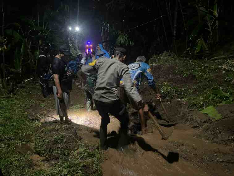 FOTO: Bahu-membahu Bersama Warga, Babinsa dan Bhabinkamtibmas Padang Evakuasi Material Longsor