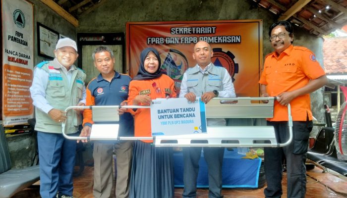 PLN UP3 Madura Tebar Kepedulian, Serahkan Bantuan Kepada FRPB Pamekasan Momen Hari Pahlawan