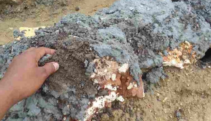 FOTO: Kondisi Spesi Proyek pembangunan saluran irigasi di Desa Banaresep Barat tampak gembur meski kondisi telah kering
