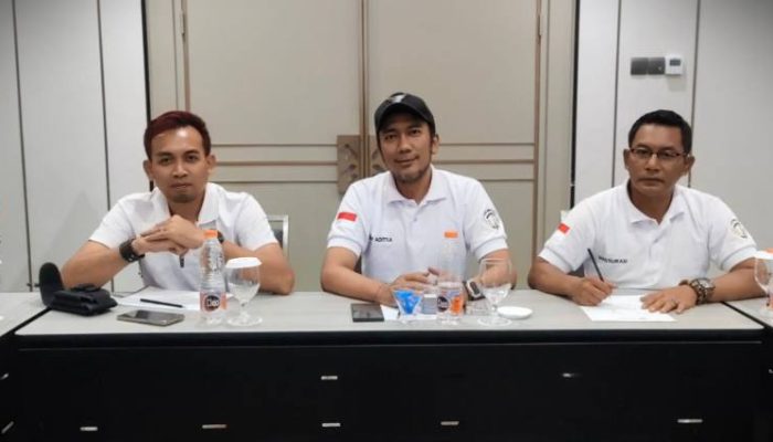 FOTO: Tengah, Ketua AJS Faldy Aditya, Sebelah Kiri, Sekeretaris AJS Rudi Hermawan dan Kanan, Bendahara AJS Massurah.