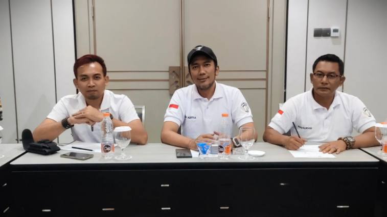 FOTO: Tengah, Ketua AJS Faldy Aditya, Sebelah Kiri, Sekeretaris AJS Rudi Hermawan dan Kanan, Bendahara AJS Massurah.