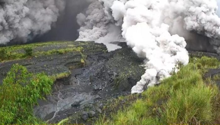 Semeru Muntahkan Guguran Awan Panas Sejauh 5,5 KM Warga diminta Menjauh
