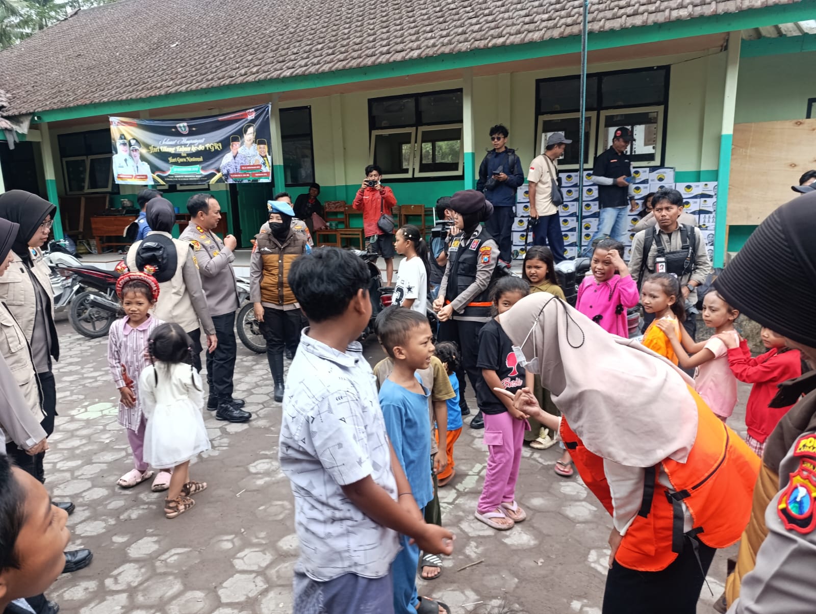 FOTO: SD Negeri 4 Supiturang, Kecamatan Pronojiwo, mendapatkan pendampingan trauma healing dari Polres Lumajang