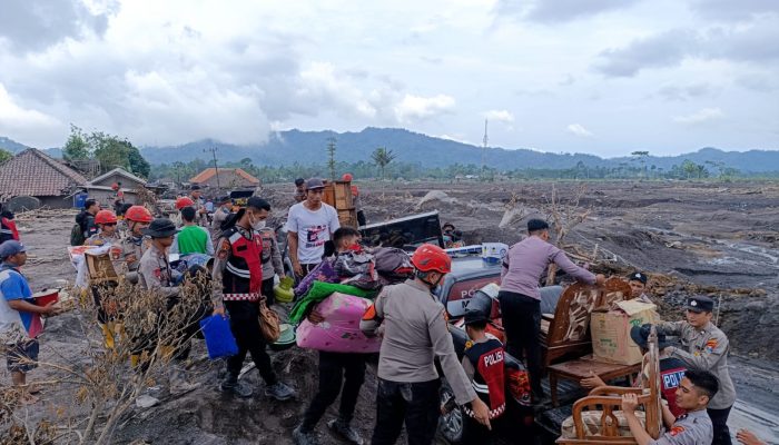 Personel Gabungan Bantu Evakuasi Barang Berharga Warga Terdampak Erupsi Semeru