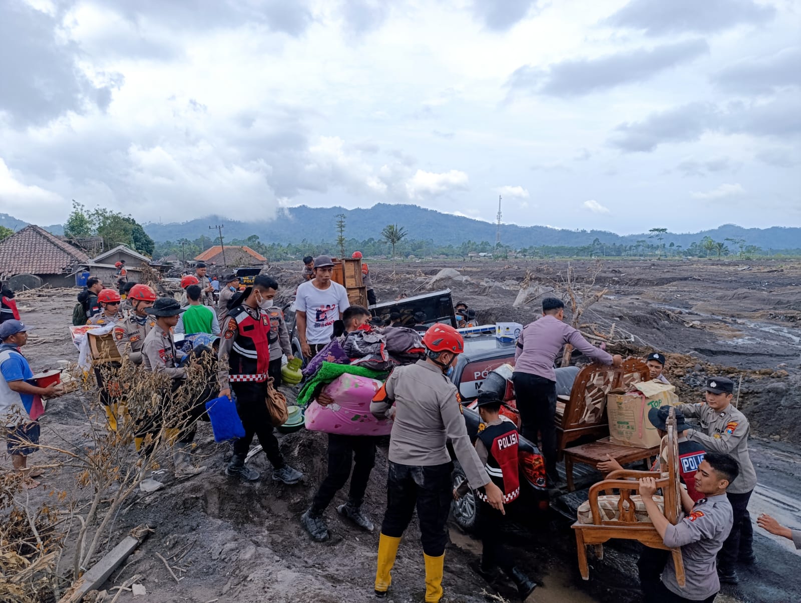 FOTO: Personel Gabungan Bantu Evakuasi Barang Berharga Warga Terdampak Erupsi Semeru