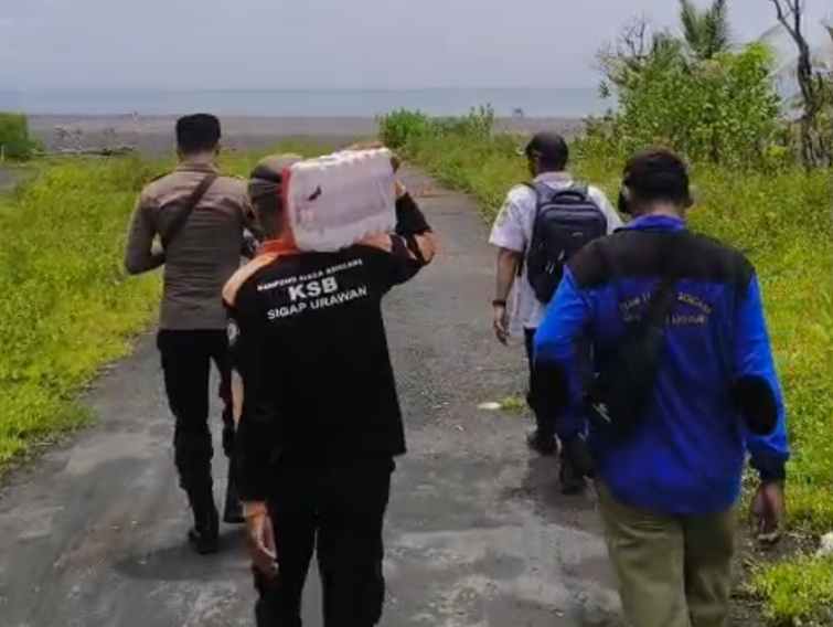 FOTO: Polsek Tempursari, Upaya pencarian Ibu dan Anak Asal Malang yang Terseret Arus Sungai Glidik