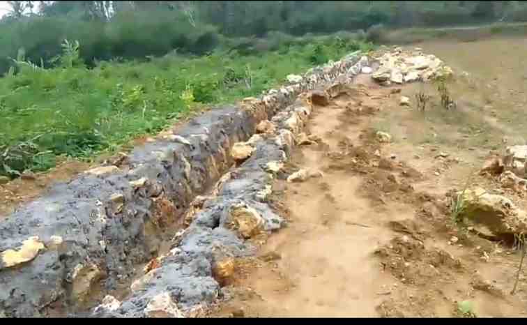 FOTO: Kondisi proyek pembangunan saluran irigasi tanpa papan informasi yang saat ini sedang berjalan melalui Perkumpulan Petani Pemakai Air (P3A) “Melati Tumpuk”