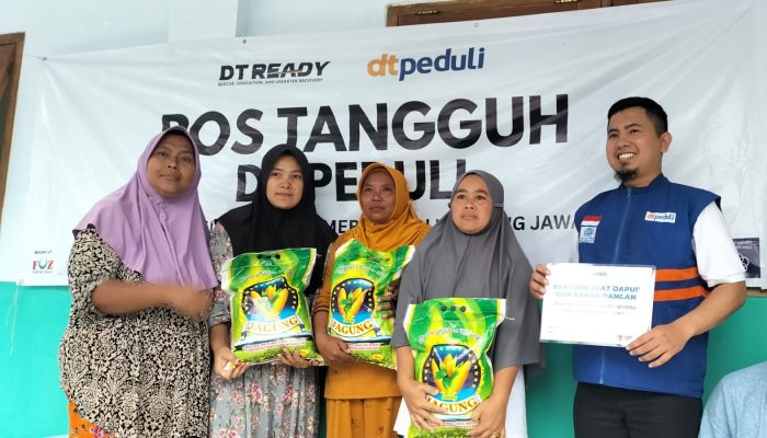 Yayasan DT Peduli Bagikan Bahan Pokok Bagi Korban Dampak Erupsi Semeru Yang Bermukim Di Huntap
