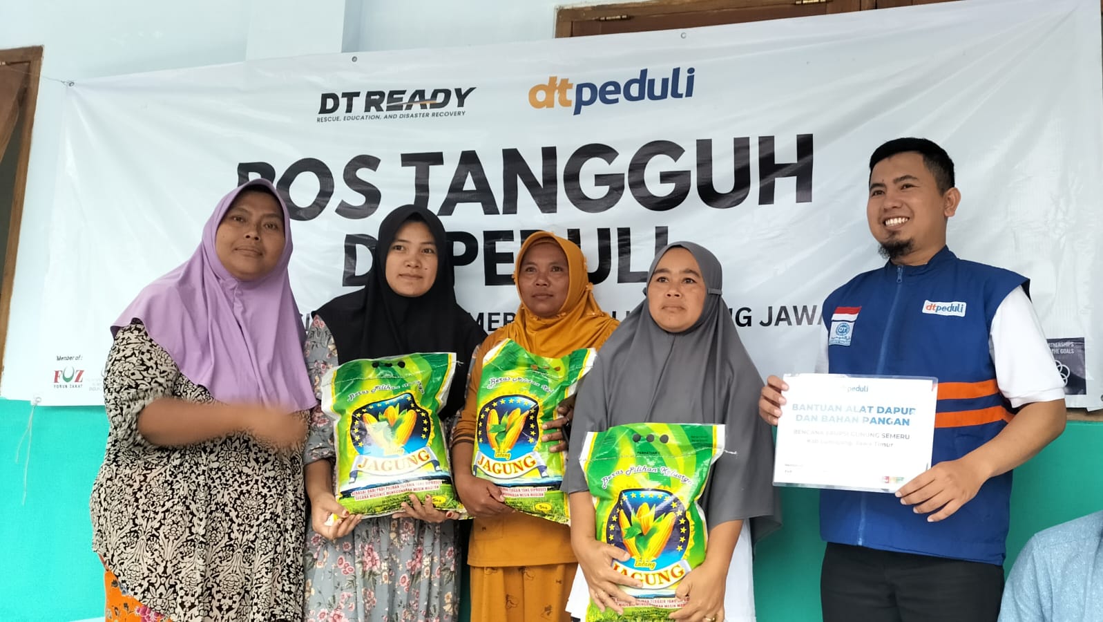 FOTO: Yayasan DT Peduli Bagikan Bahan Pokok Bagi Korban Dampak Erupsi Semeru Yang Bermukim Di Huntap