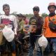 FOTO: RAPI membagikan bantuan logistik bahan pokok pada warga yang terdampak banjir lahar dingin Semeru di Dusun Kajang Kosong Kebondeli selatan