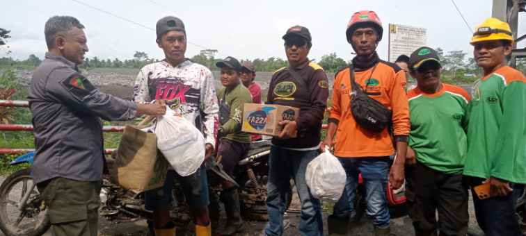 FOTO: RAPI membagikan bantuan logistik bahan pokok pada warga yang terdampak banjir lahar dingin Semeru di Dusun Kajang Kosong Kebondeli selatan