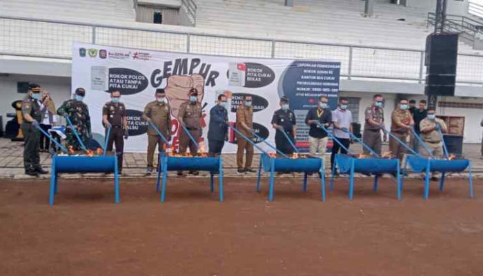 Pemkab Lumajang Bersama Bea Cukai Probolinggo Musnahkan Ribuan Rokok Ilegal Dan Ribuan Liter Miras