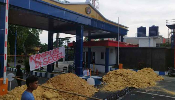 Aksi Tutup Akses Kampus Warnai Protes Mahasiswa terhadap KPUM