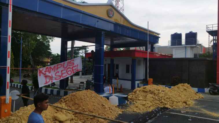 FOTO: Puluhan mahasiswa Universitas Madura menggelar aksi demonstrasi menuntut transparansi dan profesionalitas KPUM dalam pelaksanaan Pemilihan Raya Mahasiswa (Pemira) 2025