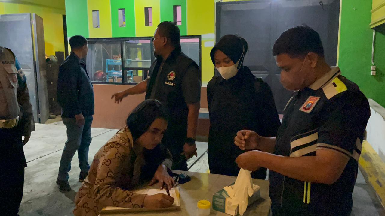 FOTO: Polres Lumajang Gelar Operasi Gabungan di Tempat Hiburan Malam, 17 Pengunjung Jalani Tes Urine
