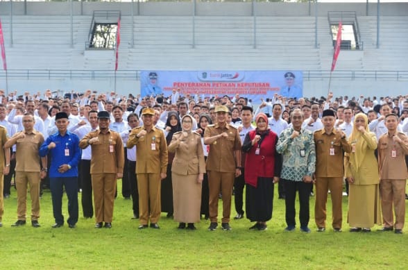 FOTO: Bupati Lumajang, Indah Ampera Wati Usai menyerahkan 4.230 SK PPPK paruh waktu