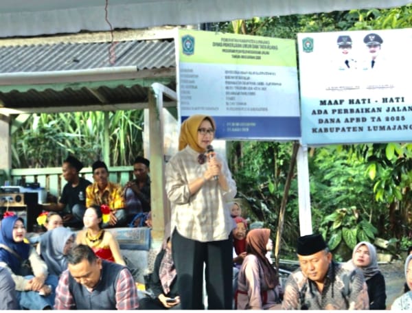 FOTO: Bupati Lumajang, Bunda Indah trngah memberikan sambutan dalam peresmian akses jalan di Pasrujambe