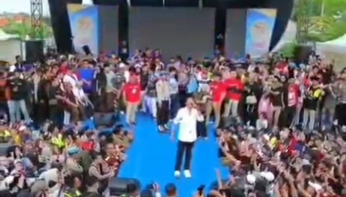 FOTO: Ribuan Warga Padati Konser Penyambutan Valen Akbar di Stadion Gelora Madura Ratu Pamelingan