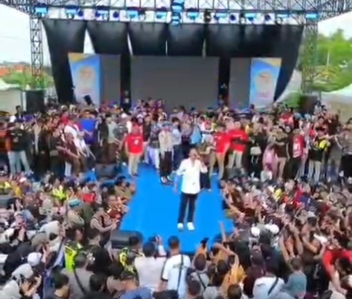 FOTO: Ribuan Warga Padati Konser Penyambutan Valen Akbar di Stadion Gelora Madura Ratu Pamelingan