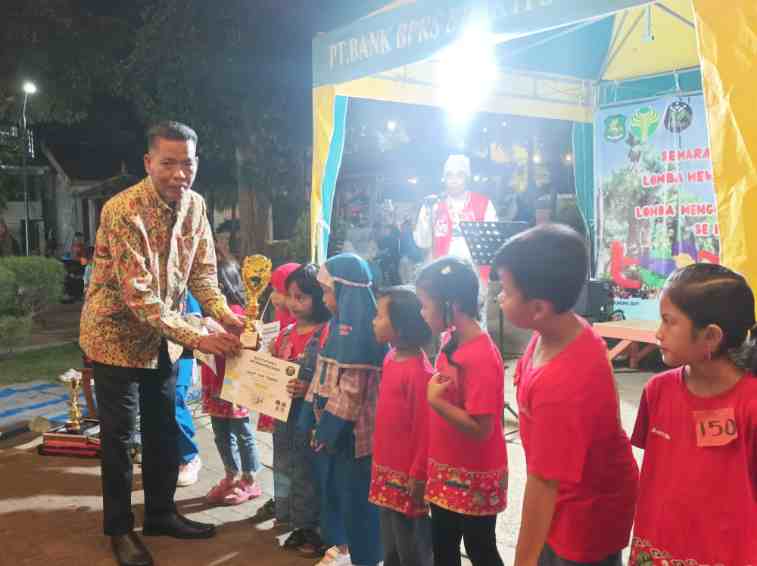 FOTO: Musahwi, Anggota DPRD Sumenep Tengah memberikan hadiah kepada para pemenang lomba