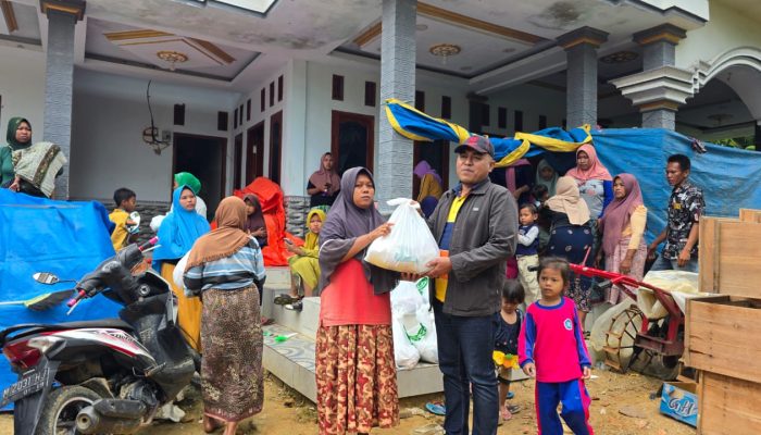 Sepuluh Rumah Warga di Pasean Ambruk, Ketua DPRD Pamekasan Tinjau Lokasi dan Salurkan Sembako