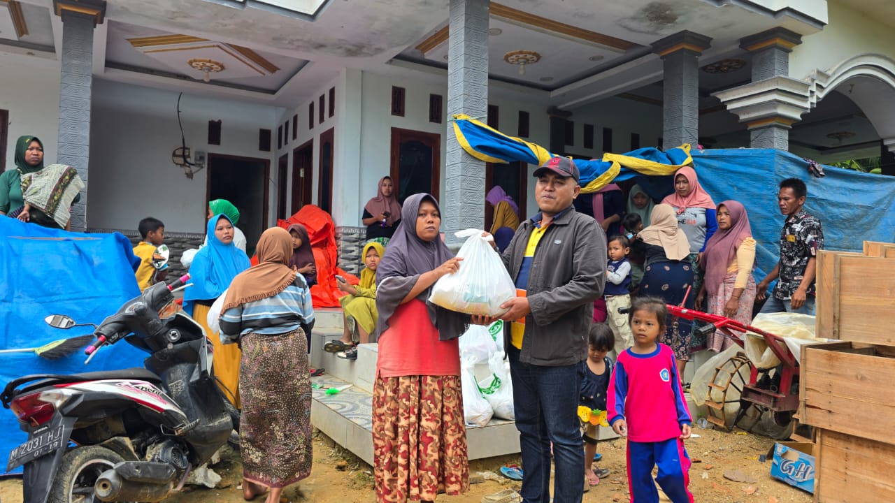 FOTO: Sepuluh Rumah Warga di Pasean Ambruk, Ketua DPRD Pamekasan Tinjau Lokasi dan Salurkan Sembako