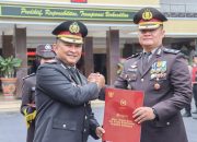 35 Personel Polres Lumajang Terima Tanda Kehormatan Satya Lencana Pengabdian 13 FOTO: Penyerahan Tanda Kehormatan Satya Lencana Pengabdian kepada puluhan anggota oleh Kapolres Lumajang AKBP Alex Sandy Siregar