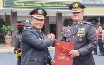 35 Personel Polres Lumajang Terima Tanda Kehormatan Satya Lencana Pengabdian 7 FOTO: Penyerahan Tanda Kehormatan Satya Lencana Pengabdian kepada puluhan anggota oleh Kapolres Lumajang AKBP Alex Sandy Siregar