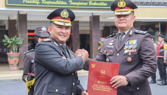 FOTO: Penyerahan Tanda Kehormatan Satya Lencana Pengabdian kepada puluhan anggota oleh Kapolres Lumajang AKBP Alex Sandy Siregar