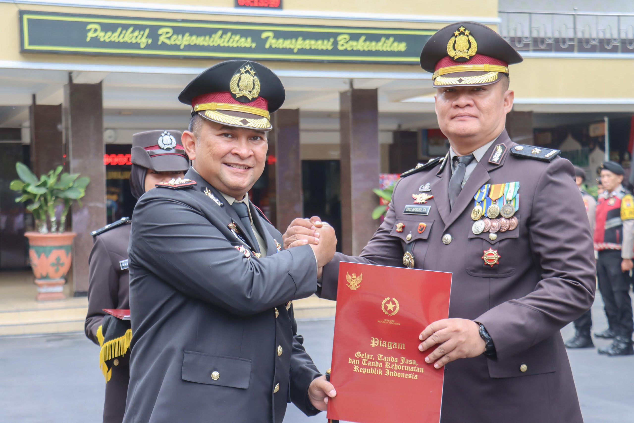 FOTO: Penyerahan Tanda Kehormatan Satya Lencana Pengabdian kepada puluhan anggota oleh Kapolres Lumajang AKBP Alex Sandy Siregar