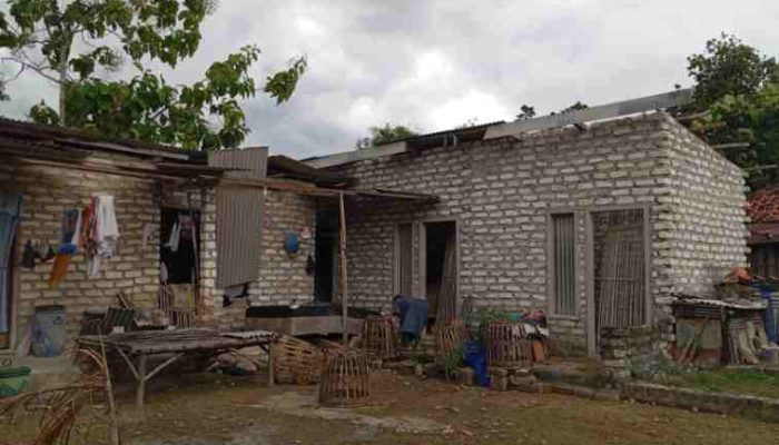 Hujan Lebat Disertai Angin Kencang Rusak Sejumlah Rumah di Pamekasan