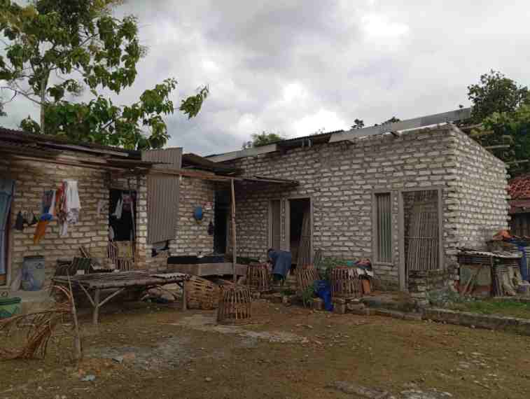 Salah satu runah warga terdampak angin kencang