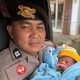Anggota Polres Lumajang Evakuasi Bayi yang Ditemukan di Warung Dekat Jembatan Curah Kebo