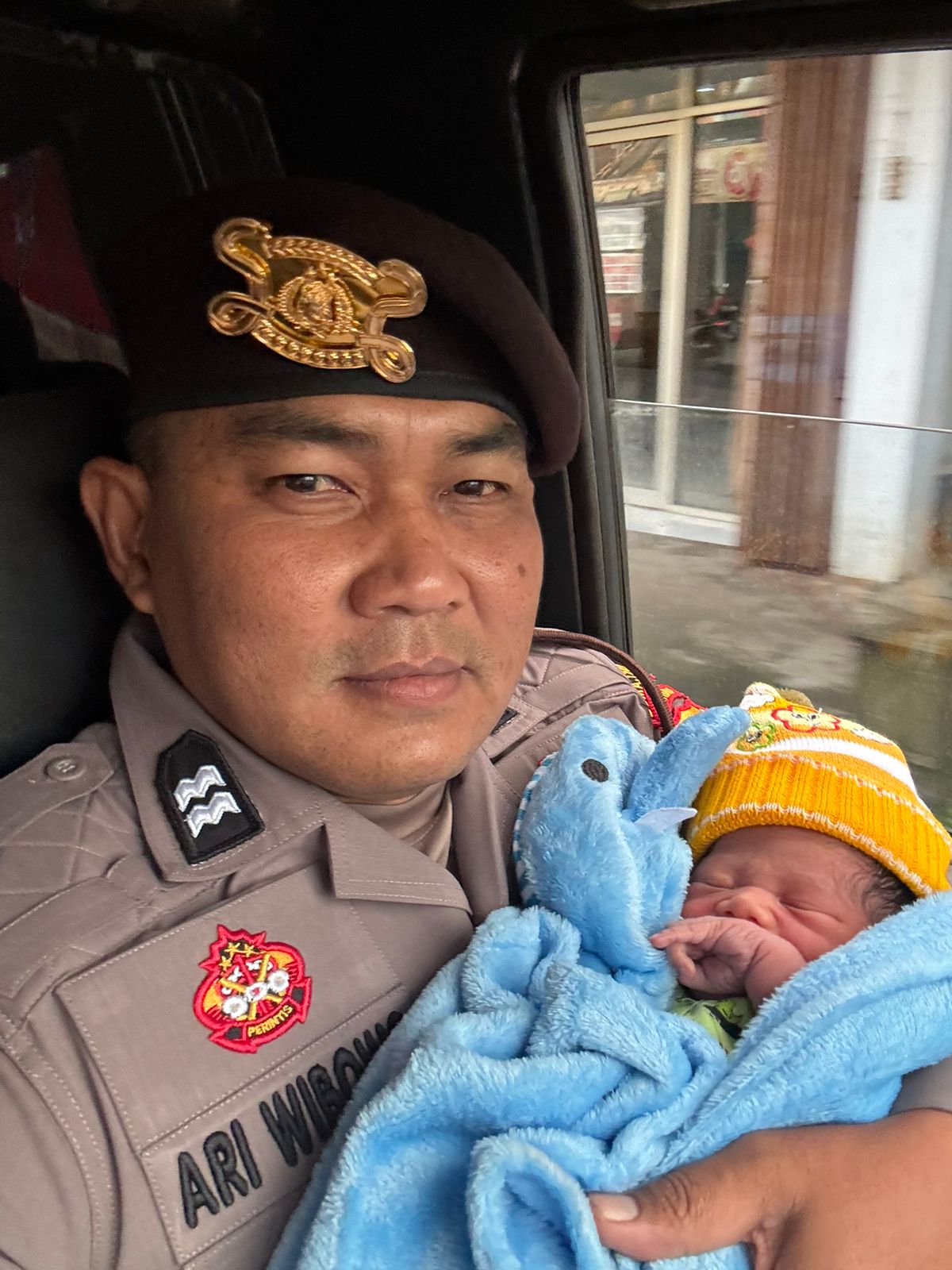 Anggota Polres Lumajang Evakuasi Bayi yang Ditemukan di Warung Dekat Jembatan Curah Kebo