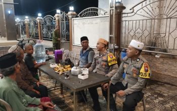 Polsek Kunir Amankan Salat Tarawih, Polisi Ngaji dan Sambangi Warga Kedungmoro 3 Anggota Polsek Kunir melaksanakan pengamanan (PAM) Salat Tarawih di Masjid Jami’ Al Hikmah
