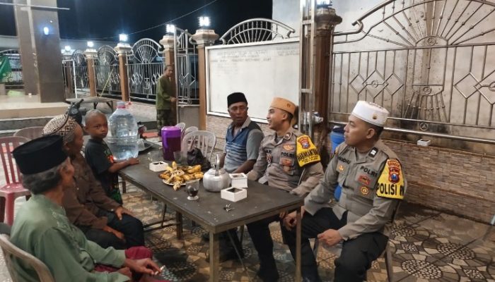 Polsek Kunir Amankan Salat Tarawih, Polisi Ngaji dan Sambangi Warga Kedungmoro