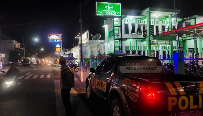 Polsek Kunir Lakukan Pengamanan Sholat Tarawih, Warga Merasa Aman dan Nyaman