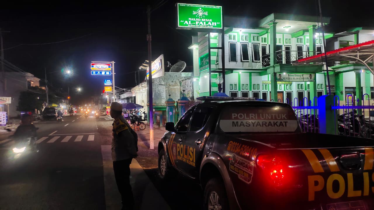 Polsek Kunir aktif melakukan pengamanan Sholat Tarawih saat ibadah dibulan puasa