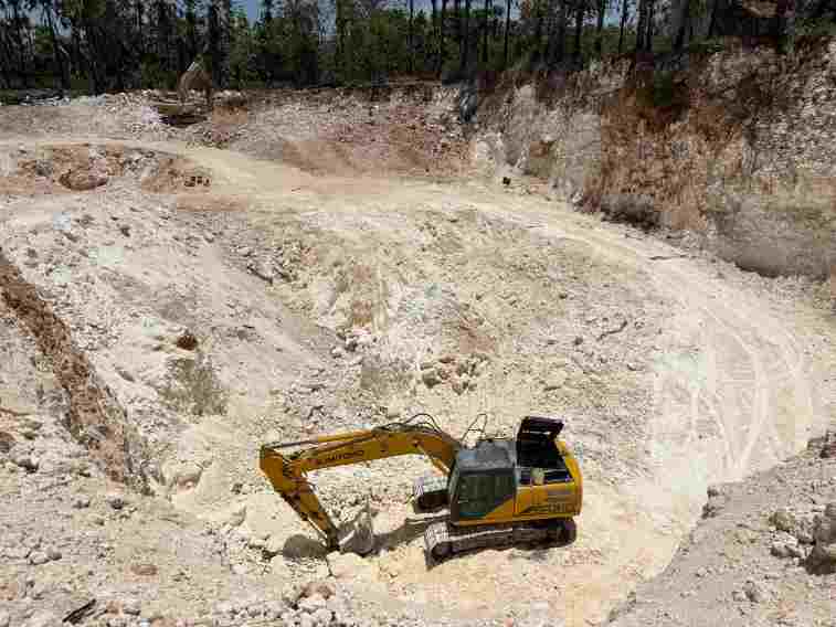 Salah satu alat berat yang di sita Polda Jatim