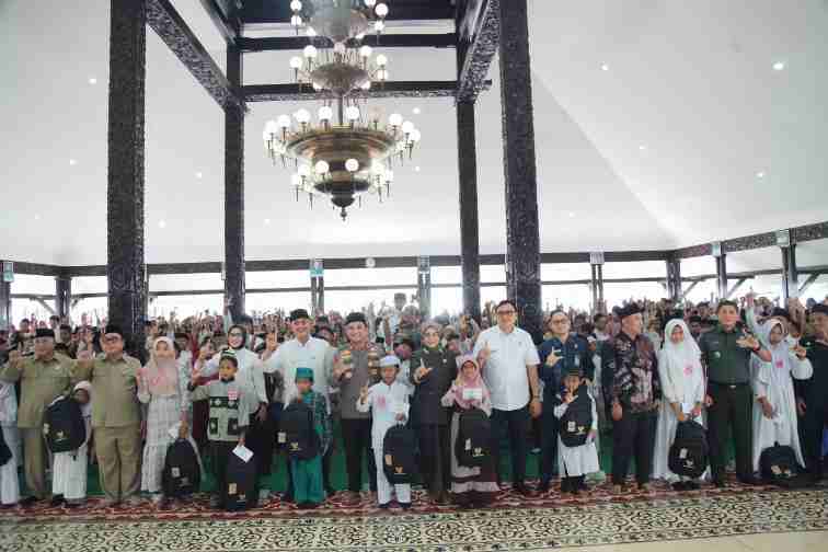 Kasdim 0821/Lumajang Hadiri Santunan 1.000 Anak Yatim Dhuafa BAZNAS Lumajang di Bulan Ramadhan 1447 H